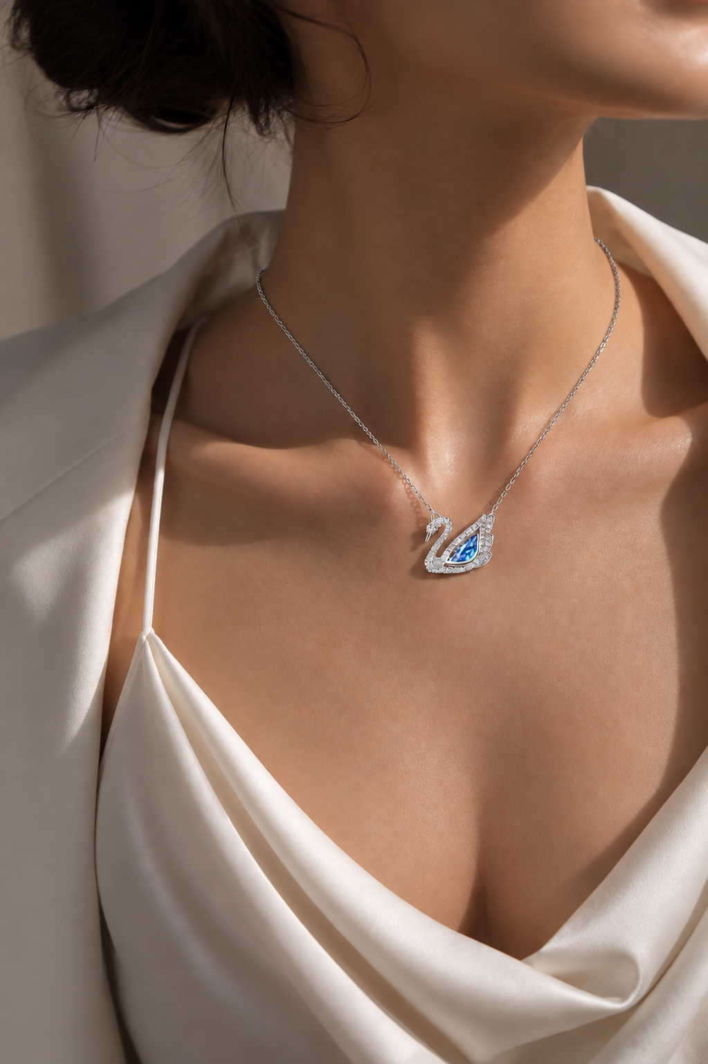 Femme portant le collier Blue Swan argenté avec pierre bleue